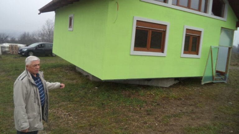 72-letni Bośniak przez 6 lat budował obrotowy dom, żeby zadowolić żonę, która narzekała na monotonię za oknem 