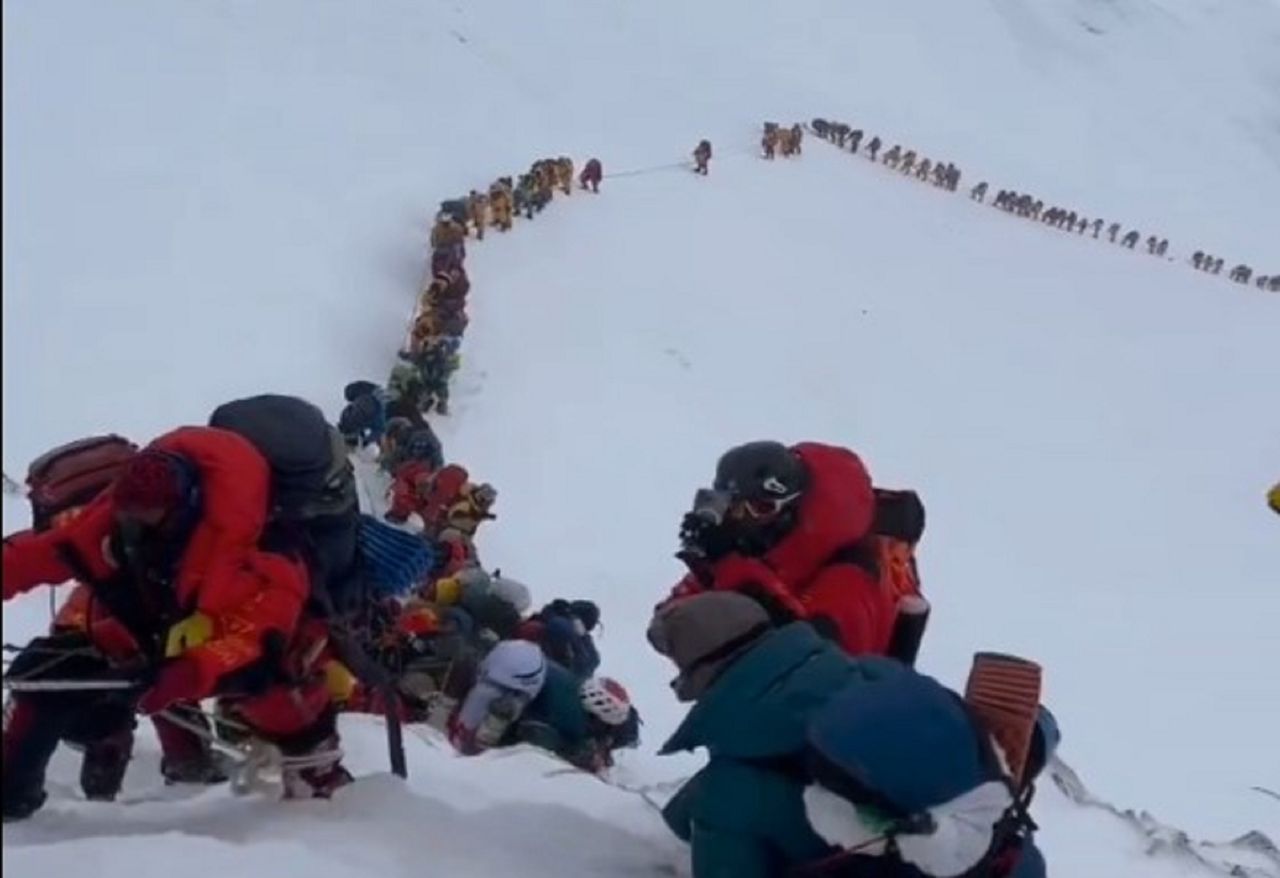 The queue at Mount Everest is extremely long.