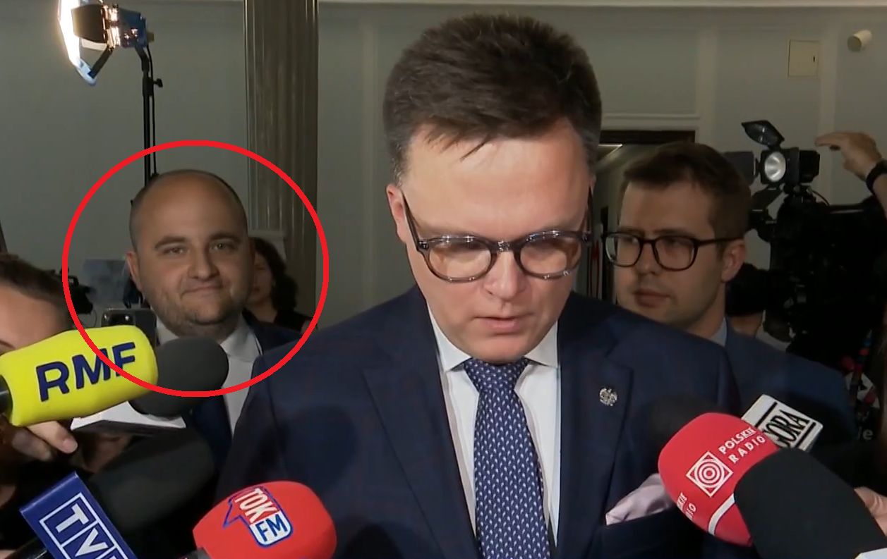 Szymon Hołownia, w tle Dariusz Matecki