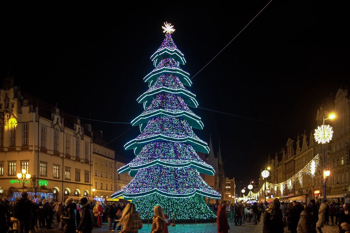 Wrocław. Żegnamy choinkę i iluminacje świąteczne. W tym roku ozdoby znikają szybciej