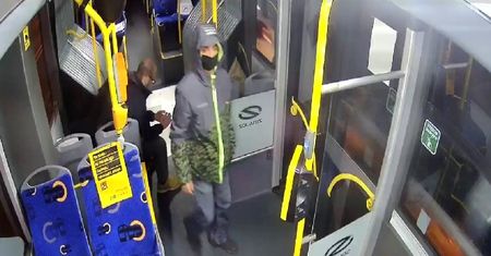 Katowice. Mężczyzna onanizował się w autobusie przed dziewczynką. Policja publikuje jego wizerunek