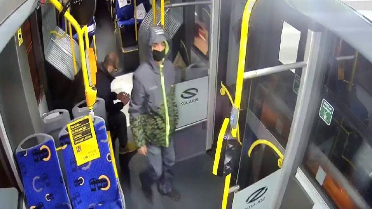 Policjanci z Katowic opublikowali wizerunek meżcyzny, który miał się onanizować przed dziewczynką. 