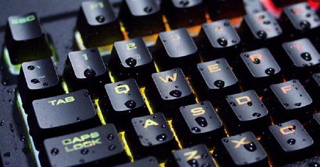 Mechaniczna, podświetlana i „wodoodporna” klawiatura Corsair K68 RGB