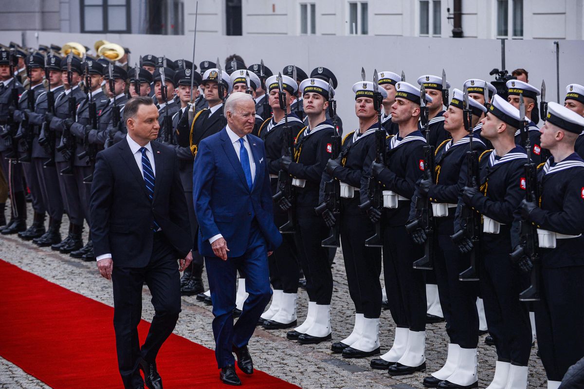 Przemarsz w inspekcji wojskowej prezydenta Joe Bidena i prezydenta Andrzeja Dudy