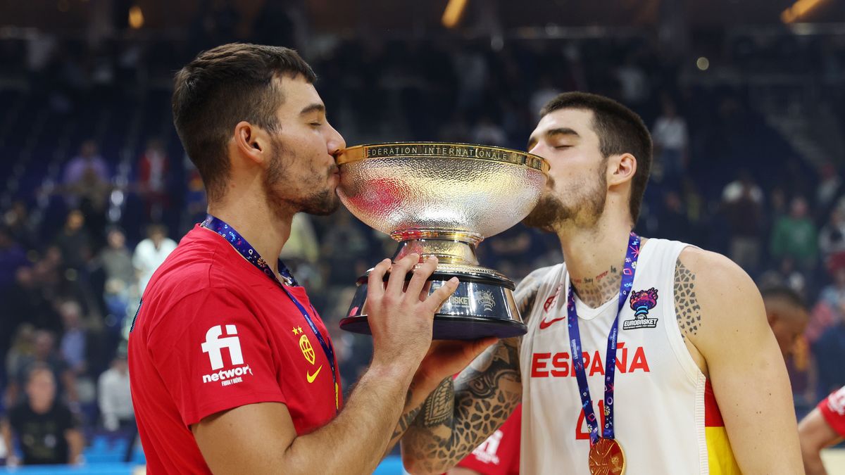 BERLIN, GERMANY - SEPTEMBER 18: Willy Hernangomez and Juancho Hernangomez of Spain kiss The Nikolai Semashko Trophy following their side's victory in the FIBA EuroBasket 2022 final match between Spain v France at EuroBasket Arena Berlin on September 18, 2022 in Berlin, Germany. (Photo by Maja Hitij/Getty Images)