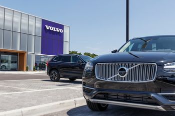 Wrocław: chińskie auta nie wjadą na parking wojskowy przy cmentarzu. Volvo też nie