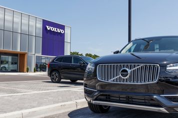 Wrocław: chińskie auta nie wjadą na parking wojskowy przy cmentarzu. Volvo też nie