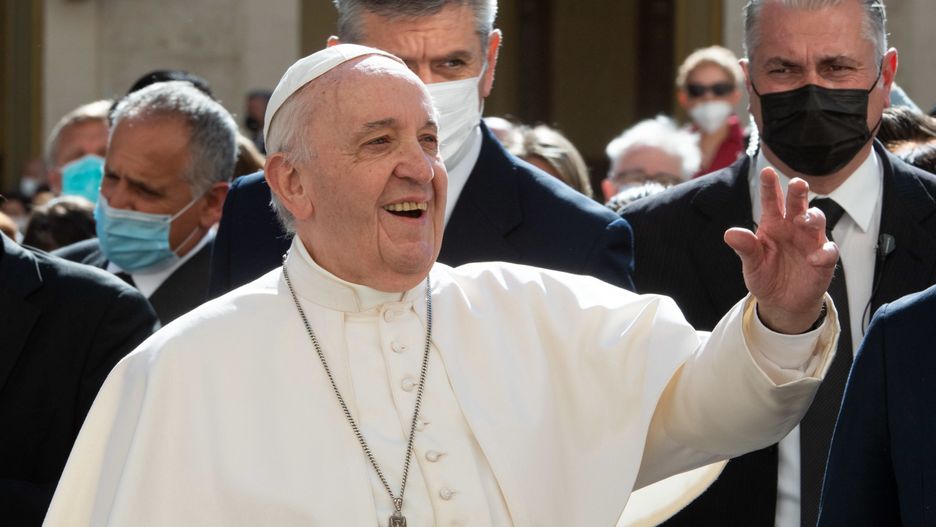 epa09228491 Pope Francis greets the faithful as he arrives at the St. Damaso Courtyard for his weekly general audience in Vatican City, 26 May 2021.  EPA/MAURIZIO BRAMBATTI Dostawca: PAP/EPA.