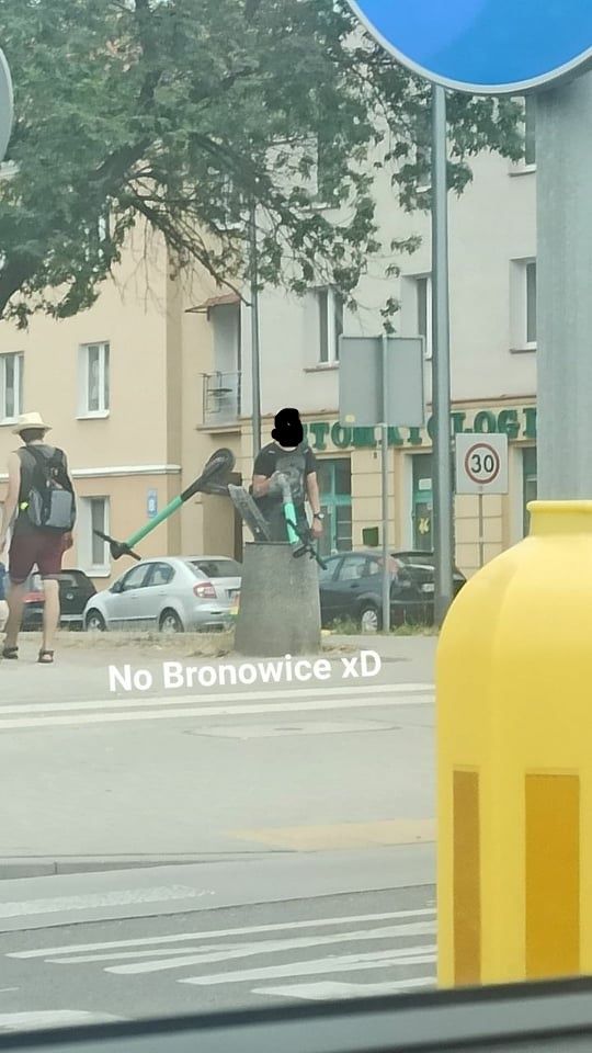 Hulajnogi elektryczne Bolt wrzucone do kosza przy skrzyżowaniu ulic Męczenników Majdanka i Lotniczej
