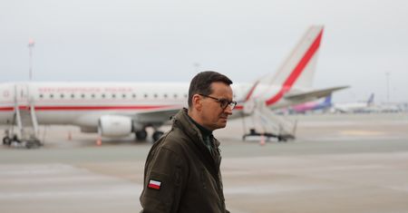 "Kluczowy bezpośredni kontakt z obywatelami". KPRM tłumaczy się z krótkich lotów premiera po kraju