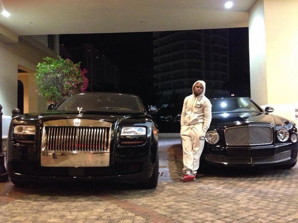 W garażu Floyda Mayweathera nie mogło zabraknąć także Rolls-Royce'a Phantoma. Bokser ma nie tylko standardową wersję, ale także Dropheada Coupe, Coupe oraz odmianę przedłużoną przez warsztat niezależny od oryginalnego producenta. W ubiegłym roku mieliśmy okazję przekonać się, że Phantom jest niekwestionowanym królem luksusu, nie tylko przez fantastyczne wykonanie, doskonałe właściwości jezdne i niepowtarzalny wygląd kabiny. To także zasługa niesamowitej otoczki tego wozu.