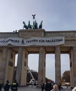 Podjechali podnośnikiem. Aktywiści wspięli się na Bramę Brandenburską