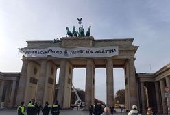 Podjechali podnośnikiem. Aktywiści wspięli się na Bramę Brandenburską