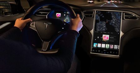 Tesla Model S zaktualizowana - przyspiesza do „setki” w mniej niż 2,5 sekundy