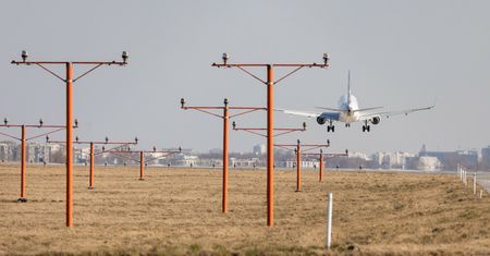 Samolot zawrócił do Warszawy. Alarm bombowy na pokładzie