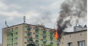 Jęzory ognia w bloku w Warszawie. Nie żyje jedna osoba