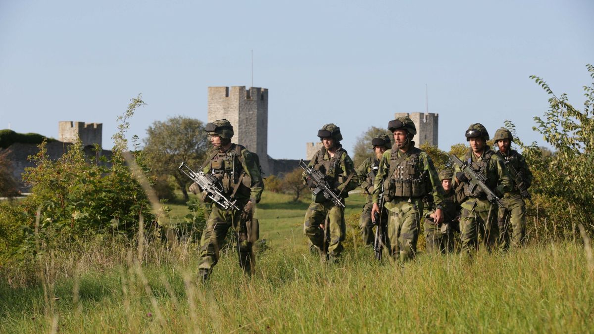 arch25
This picture taken on September 14, 2016 shows Swedish military patrolling outside Visby, on Gotland island, Sweden.  Sweden announced Thursday, March 2, 2017 that it will reintroduce compulsory military service starting this summer to respond to global security challenges including from Russia.  / AFP PHOTO / TT News Agency / SOREN ANDERSSON / Sweden OUT
SOREN ANDERSSON