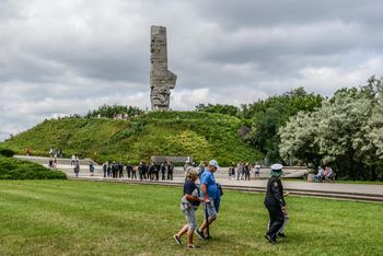 9 miejsc związanych z historią Polski, które każdy Polak powinien odwiedzić. Wspaniałe zabytki, wstrząsające pomniki dziejów