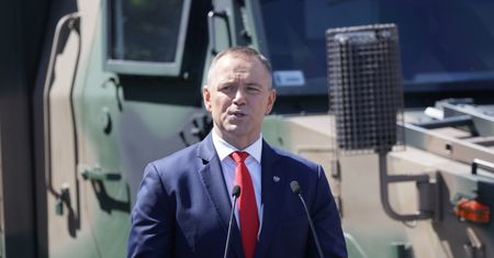 Nowy sondaż. Polacy dobrze oceniają wojsko i prezydenta