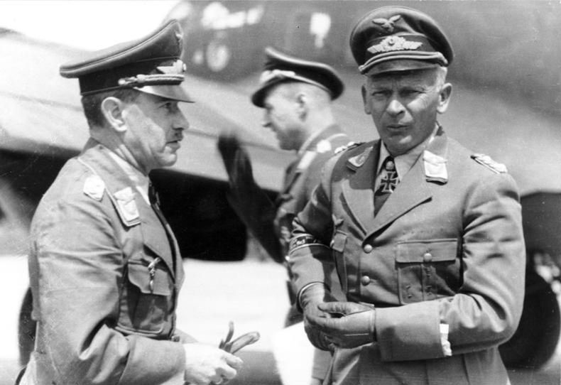 Dowodzący atakiem na Guernikę Wolfram von Richthofen (po prawej), już jako generał lotnictwa na zdjęciu z 1942 r.