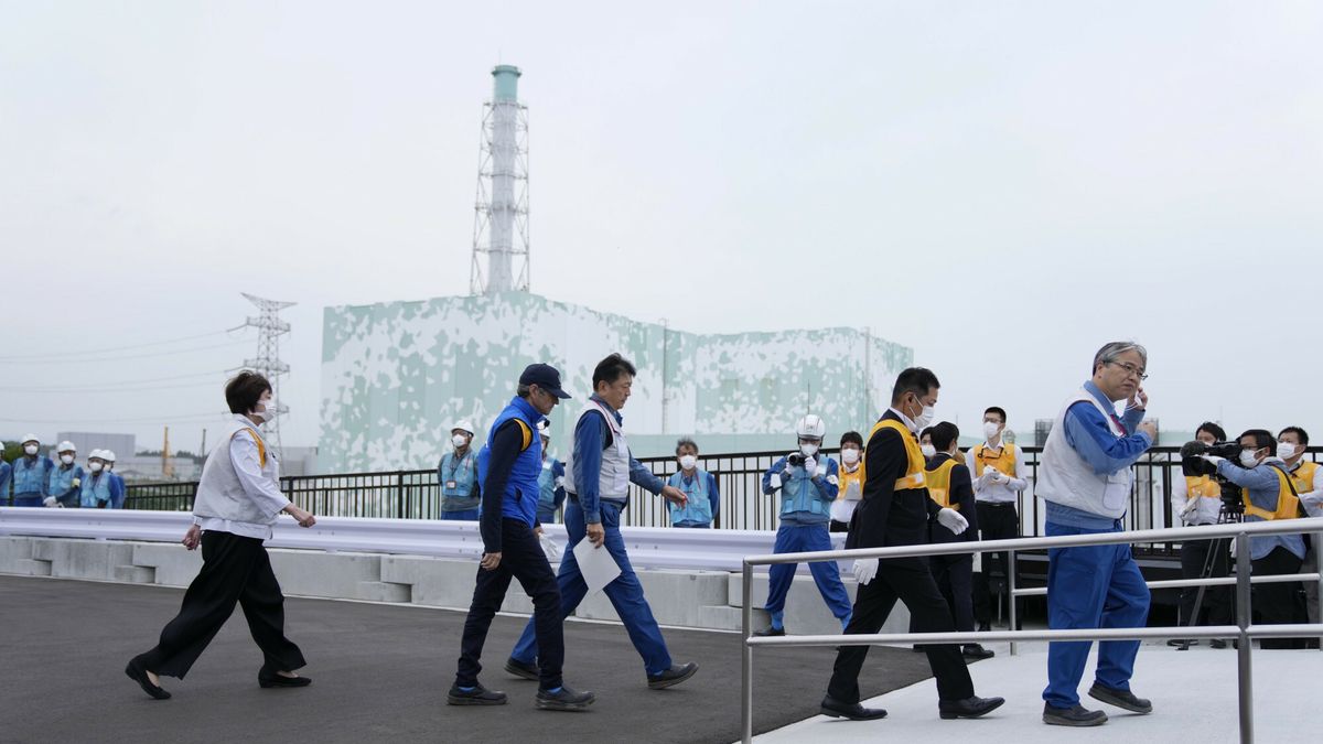 Archiwum zagraniczne East News 2023-07
Rafael Mariano Grossi, Director General of the International Atomic Energy Agency, second left, arrives to inspect the damaged Fukushima nuclear power plant as Tomoaki Kobayakawa, President of Tokyo Electric Power Co., third left, escorts him in Futaba, northeastern Japan, Wednesday, July 5, 2023. Japan's Vice Industry Minister Fusae Ota, left, follows. (AP Photo/Hiro Komae, Pool)
Hiro Komae