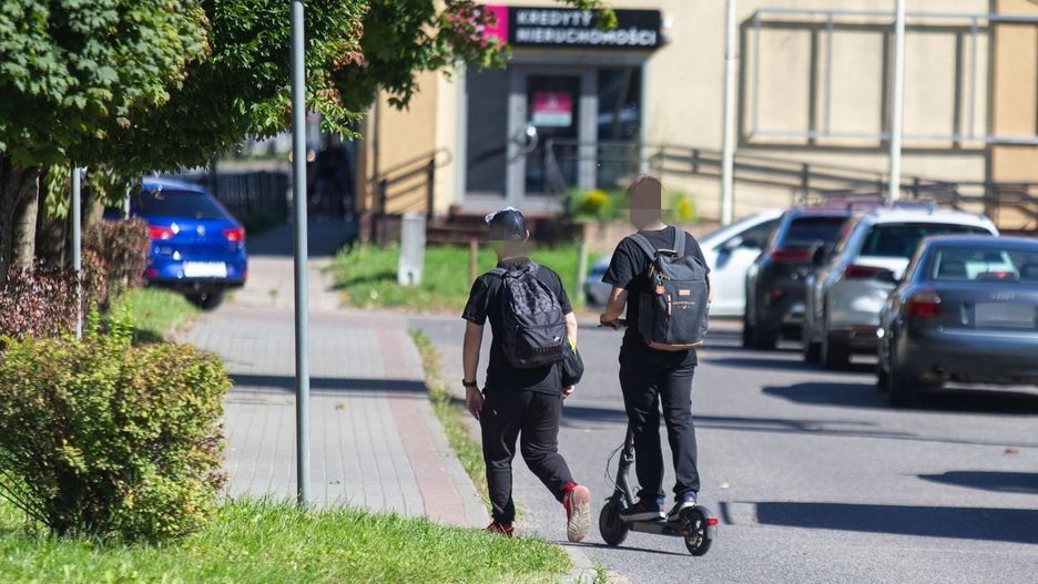 Policja podkreśla, że hulajnoga to jednoślad przeznaczony do przewozu jednej osoby.
