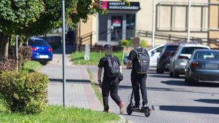 Szaleńcza jazda na hulajnodze elektrycznej może skończyć się tragicznie. Ofiary to najczęściej młodzi ludzie