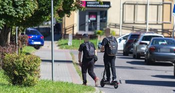 Szaleńcza jazda na hulajnodze elektrycznej może skończyć się tragicznie. Ofiary to najczęściej młodzi ludzie