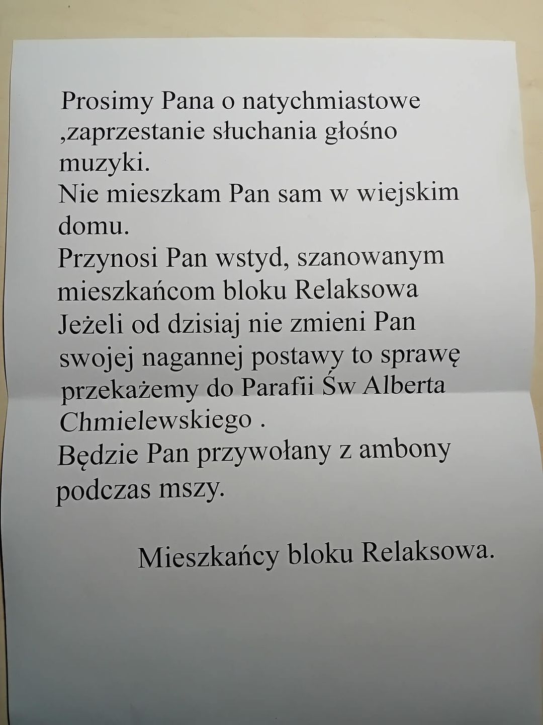 Mieszkańcy bloku przy ul. Relaksowej mają dość sąsiada puszczającego głośno muzykę