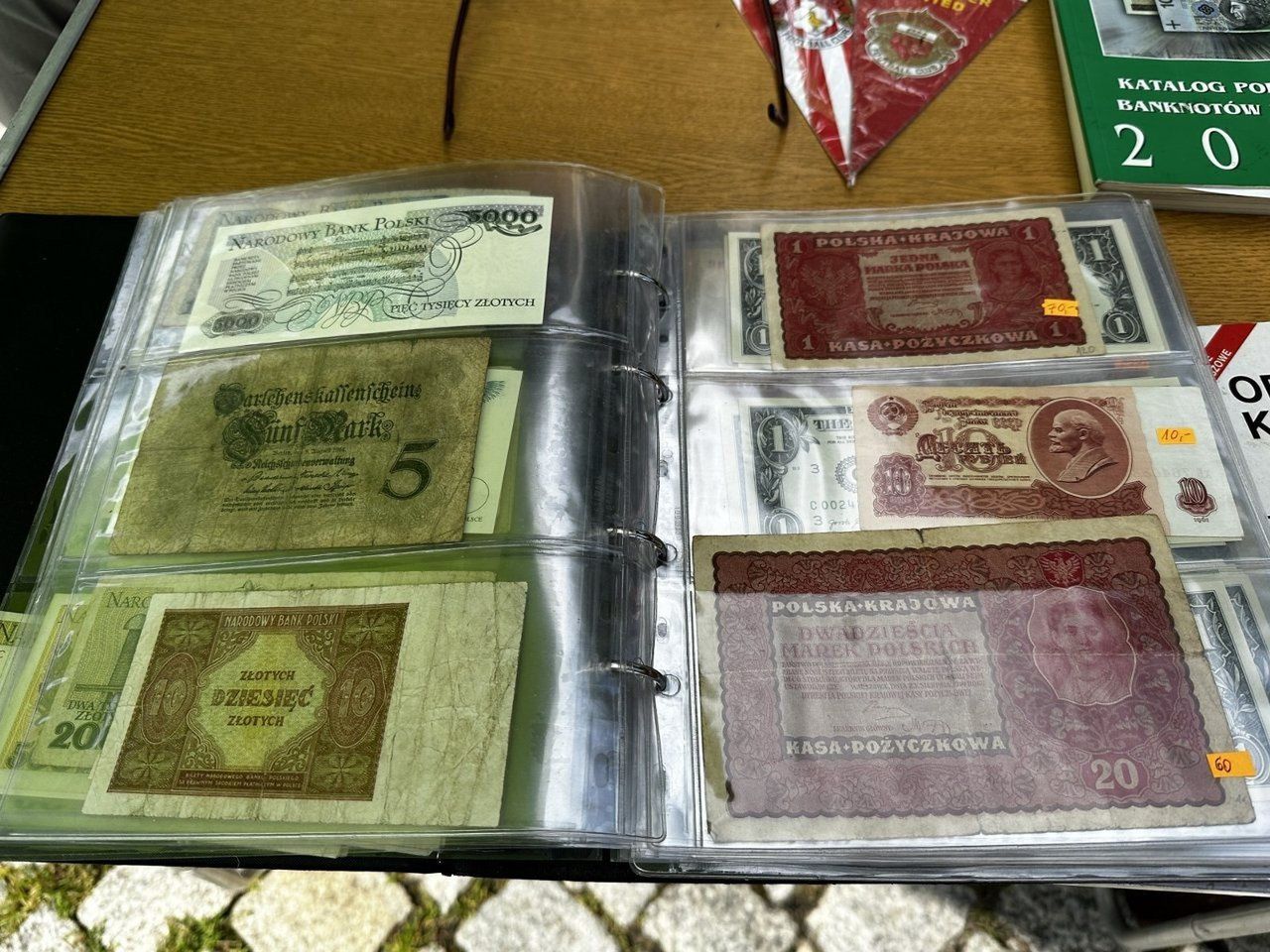 Wycofane z obiegu pieniądze nie przypominają banknotów, którymi dziś się posługujemy. Różnią się nawet wielkością