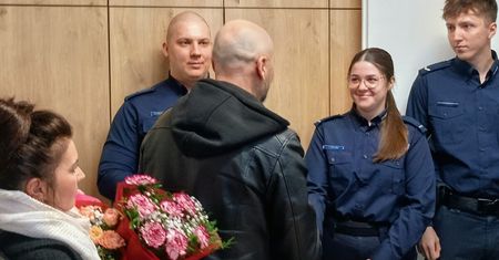 Wzruszające spotkanie w Sierpcu. Kobieta podziękowała policjantom za uratowanie życia!