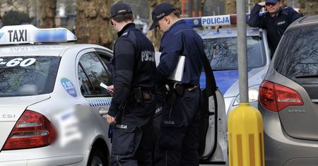 Z nożem wsiadł do taksówki. Kazał kierowcy wysiąść
