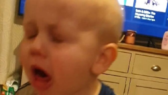 Rodzice posmarowali synka czekoladą żartując, że to kupa