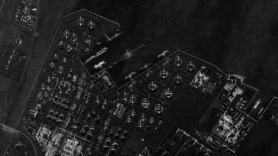 Komercyjne, radarowe (SAR) zdjęcie portu, pozwalające na sprawdzenie poziomu paliwa w portowych zbiornikach