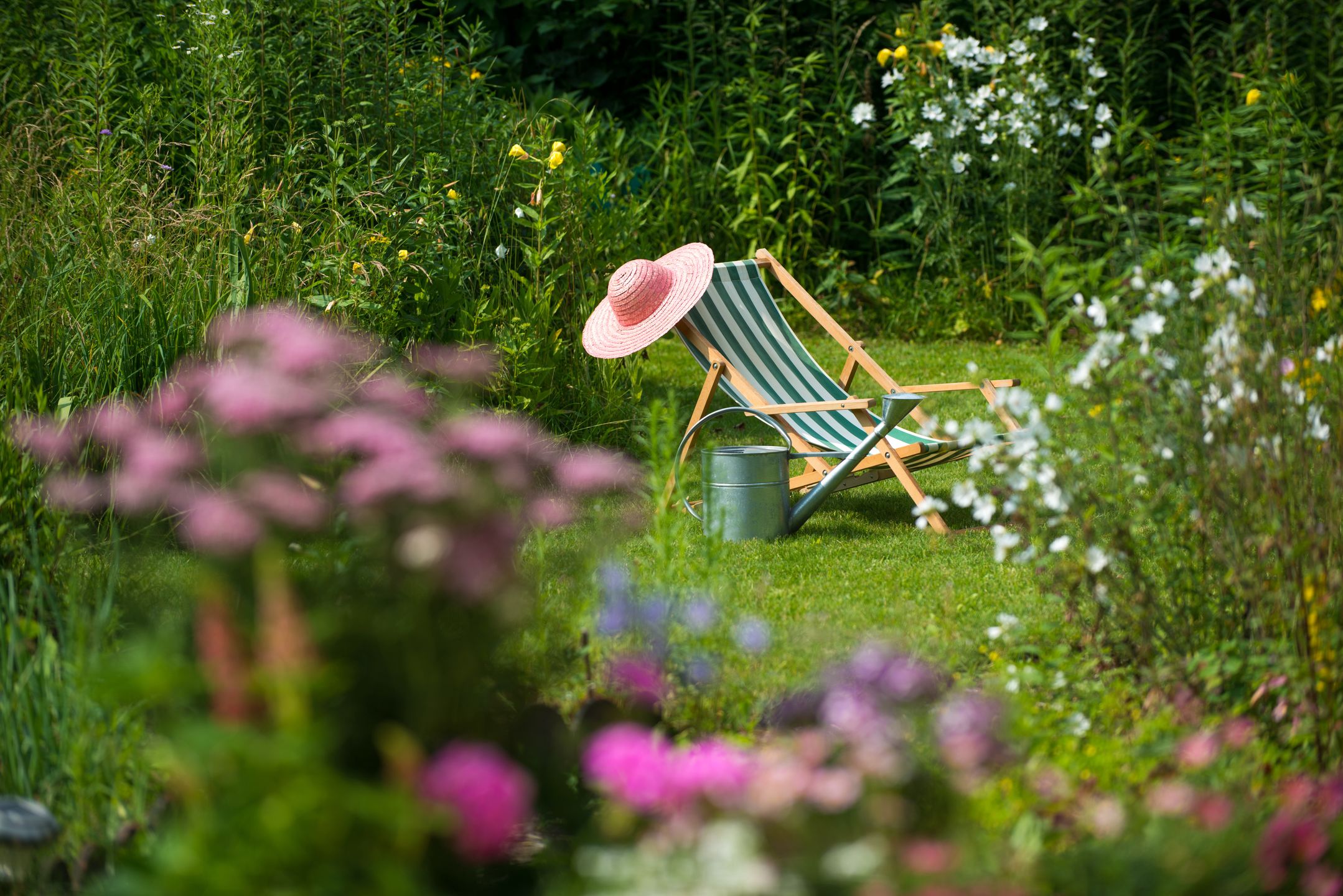 Leiterwagen mit bunten Blumen in einem Garten
alter leiterwagen, bauerngarten, blumen, farbenfroh, garten, gartenanlage, gartenarbeit, gartenblumen, gartensaison, geranien, grün, kleingarten, landhausstil, landleben, leiterwagen, liebevoll, lila, lobelie, lupinen, margeriten, petuien, rosa, schafgarbe, schrebergarten, sommer, sommerblumen, sommergarten, sommerlich, stauden, wiese, gartenliege, bauerngarten, blumen, farbenfroh, garten, gartenanlage, gartenarbeit, gartenblumen, gartensaison, geranien, grün, kleingarten, landhausstil, landleben, leiterwagen, liebevoll, lila, lobelie, lupinen, margeriten, petuien, rosa, schafgarbe, schrebergarten, sommer, sommerblumen, sommergarten, sommerlich, stauden, wiese