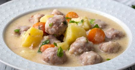 Dorzucam klopsy i trochę warzyw. Nudny rosół staje się dziełem sztuki