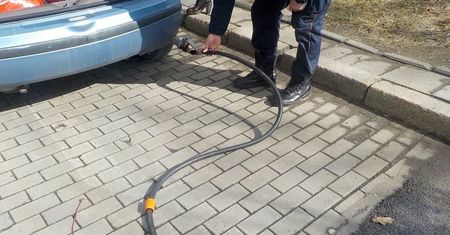 Odjechała ze stacji z wężem do tankowania. Kobietę zauważyła straż miejska
