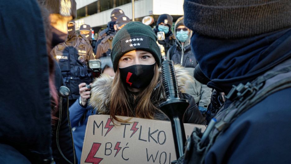 Strajk Kobiet. Wrocław. Ksiądz, biskup, Andrzej Duda i policjant w klatkach. Manifestacja w centrum