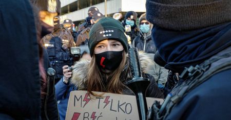 Strajk Kobiet. Wrocław. "Ksiądz", "biskup", "Andrzej Duda" i "policjant" w klatkach. Manifestacja w centrum