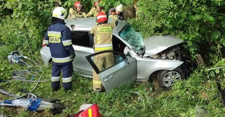 Zepchnął BMW z drogi. Kobietę musieli uwolnić strażacy