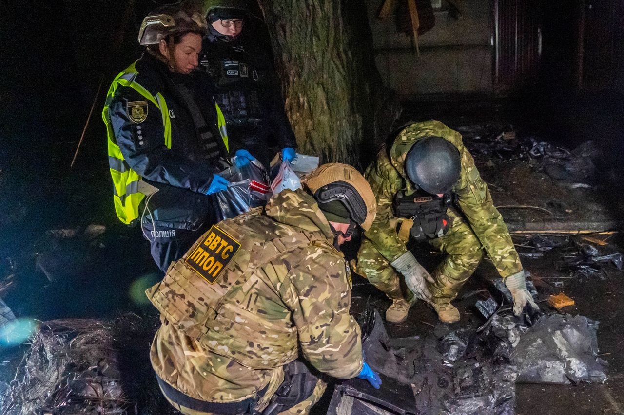  Ukraińscy eksperci badają silnik jednego z UAV Shahed, które spadły na Charków