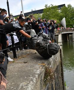 Śmierć George'a Floyda. Trwają protesty na całym świecie. W Bristolu do rzeki rzucono pomnik handlarza niewolników