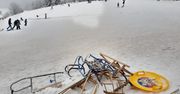 Ferie 2021. Połamane sanki i jabłuszka na stokach. "Nie róbcie u nas cmentarzyska plastiku"