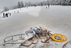 Ferie 2021. Połamane sanki i jabłuszka na stokach. "Nie róbcie u nas cmentarzyska plastiku"