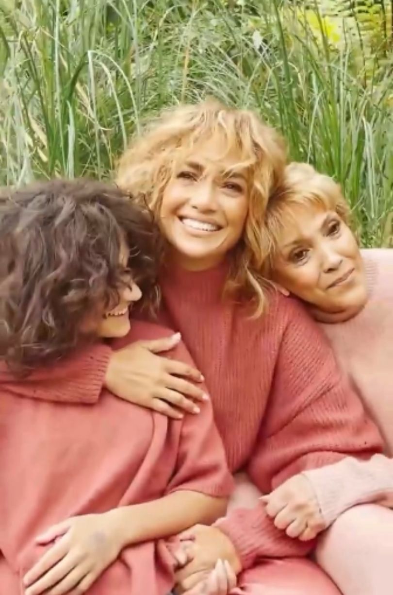 Jennifer Lopez promuje własną markę kosmetyczną z mamą i córką