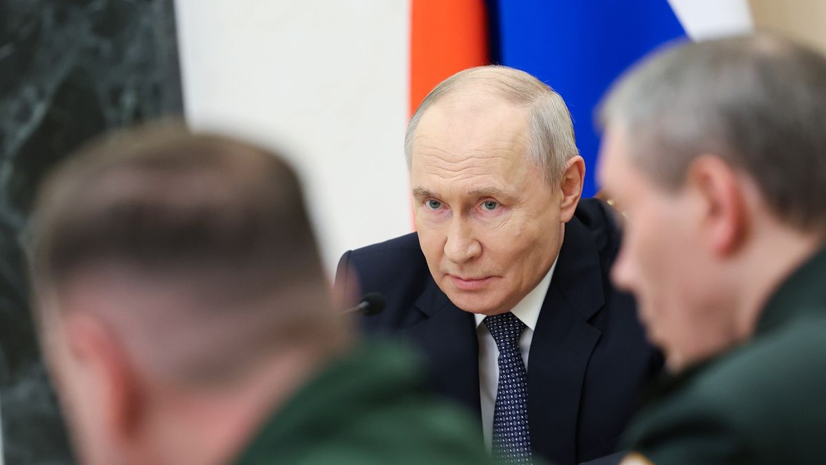 Russian President Vladimir Putin (C) holds a meeting with senior Defence Ministry officials at the Kremlin in Moscow, Russia, 05 August 2026. EPA/ALEXANDER KAZAKOV / SPUTNIK / KREMLIN POOL MANDATORY CREDIT Dostawca: PAP/EPA.