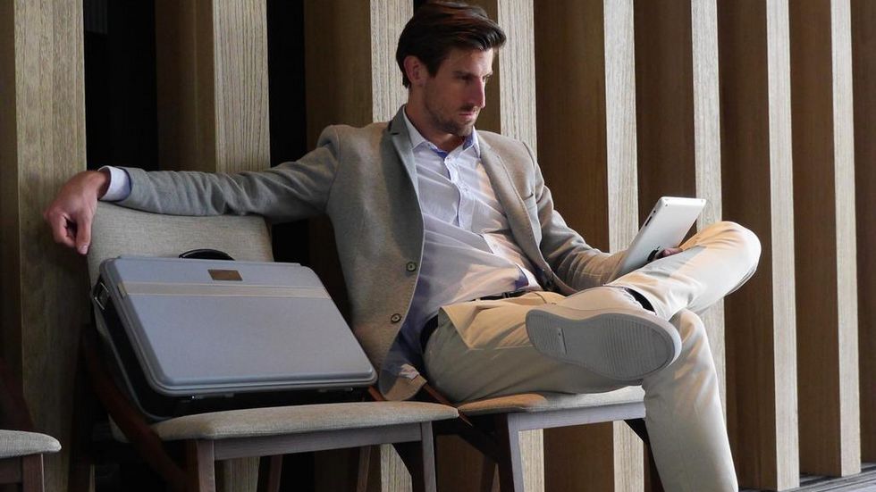 IMbrief: teczka  Jamesa Bonda. Ma powerbank, GPS, syrenę alarmową i wiele więcej! 1