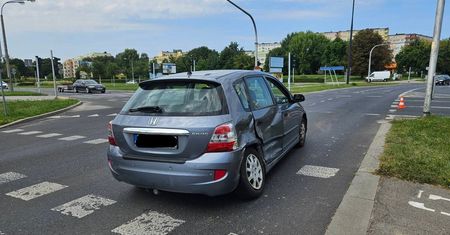 Na skrzyżowaniu nie działały światła, doszło do zderzenia hondy z hyundaiem. Jedna osoba została poszkodowana