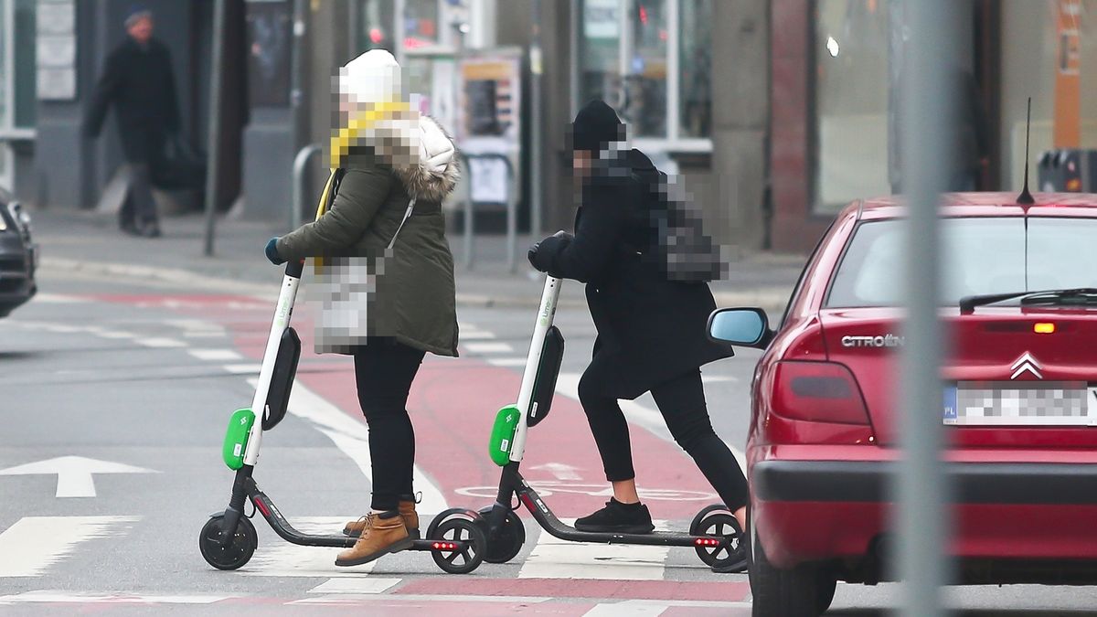 Elektryczne hulajnogi stają się problemem. Nie wiadomo, czy osoby, które z nich korzystają to piesi, czy rowerzyści.