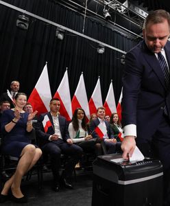 Okładkę tej książki Nawrocki włożył do niszczarki. PiS z zawiadomieniem